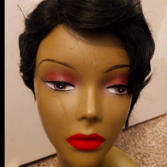 Chic Black Short Wig for Women - Picture 1 of 7